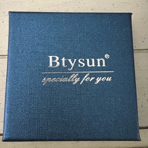 Final Mega Sale!  Forever Knot Bracelet—New in Box! - Picture 8 of 8